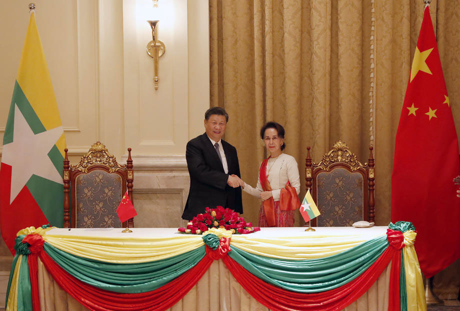Myanmar State Counselor Aung San Suu Kyi (R) and Chinese President Xi Jinping (L) pose for photos after signing a memorandum of understanding (MOU) at the Presidential Palace in Naypyitaw Myanmar, 18 January 2020. Photo - Nyein Chan Naing/EPA