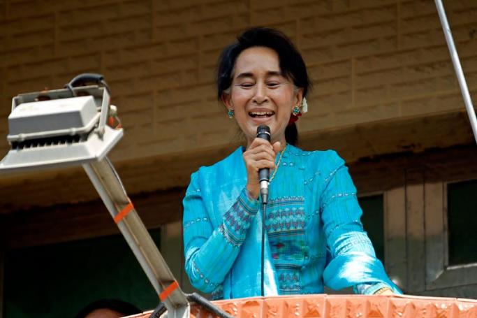 Opposition leader Daw Aung San Suu Kyi speaks at the MaSoYein KanTetKone monastery in Mandalay, Myanmar, February 14, 2015. Photo: Pyae Sone Aung/EPA