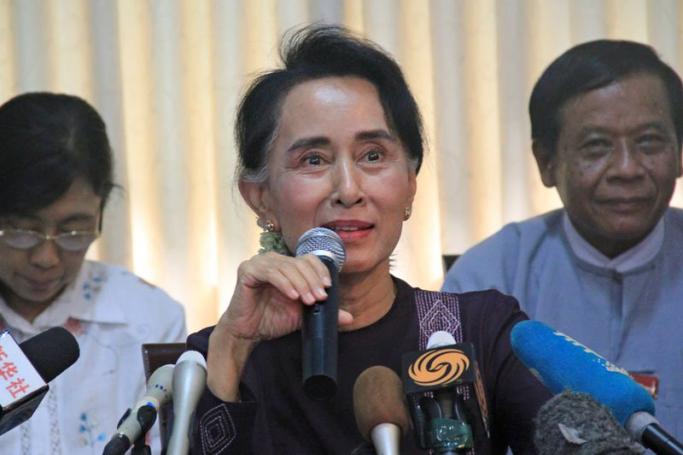 Myanmar opposition leader Aung San Suu Kyi talks to members of the media during a press conference about her Nartional League for Democracy (NLD) party's plan for upcoming country's general election, in Nay Pyi Taw, Myanmar, 11 July 2015. Photo: Saw Phoe Kwar/ EPA