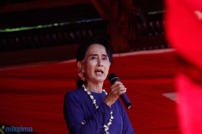 Chairperson of the National League for Democracy (NLD) party Daw Aung San Suu Kyi addresses supporters during her election campaign trip in Gwa Myo, Rakhine State on October 18, 2015. Photo: Min Min/Mizzima