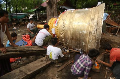 A bronze bell, which is 11,111 Viss in weight (1 Viss = 1.65 kilogramme), has been made in Pan Tae Tan in Tanpawady, Mandalay. The making of the bell was sponsored by Dawei residents to mark the 250th anniversary of the Dawei Shwe Taung Gyar Temple.