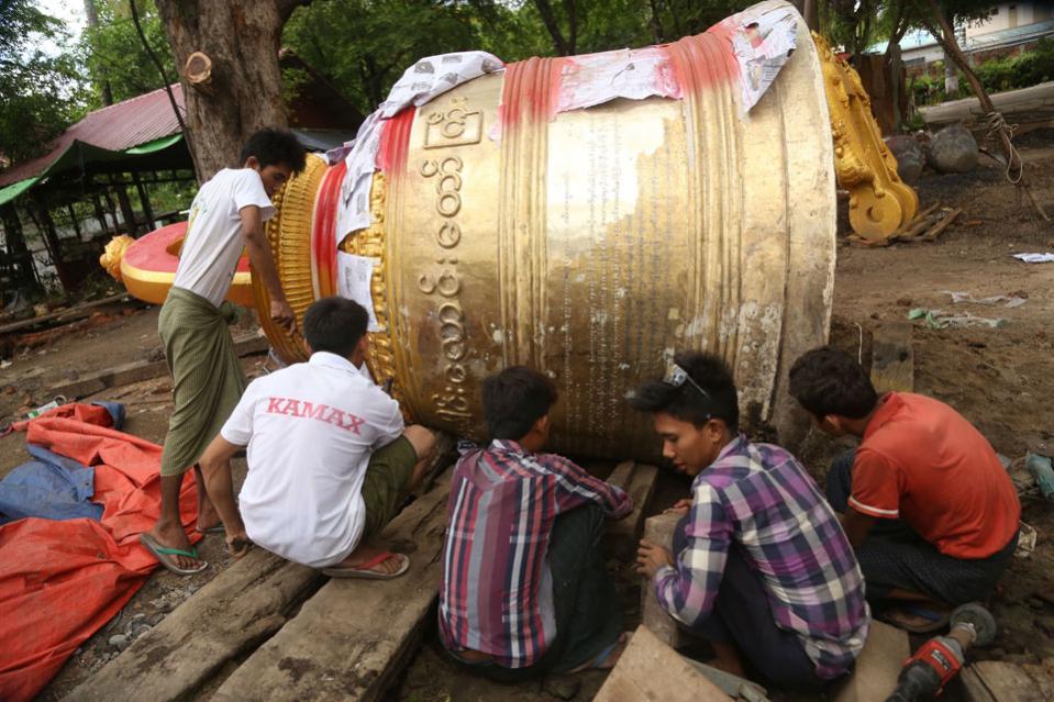 A bronze bell, which is 11,111 Viss in weight (1 Viss = 1.65 kilogramme), has been made in Pan Tae Tan in Tanpawady, Mandalay. The making of the bell was sponsored by Dawei residents to mark the 250th anniversary of the Dawei Shwe Taung Gyar Temple.