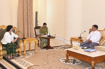 United Nations' new special envoy for Myanmar Noeleen Heyzer (L) talking with Myanmar military chief and Chairman of the State Administration Council Senior General Min Aung Hlaing (R) during their meeting in Naypyitaw, Myanmar, 17 August 2022. Photo: MNA