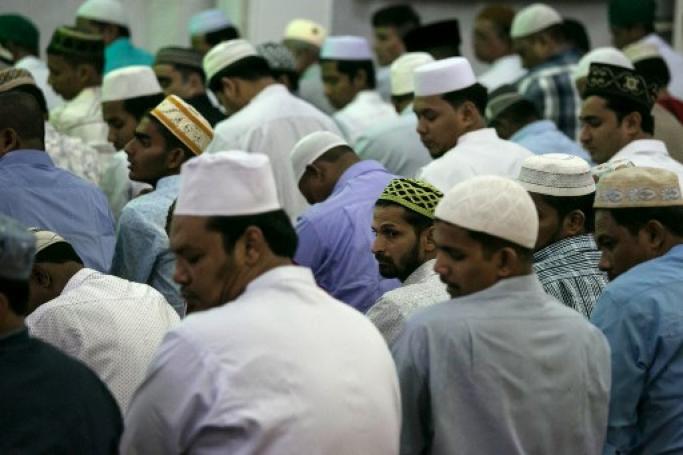 Muslims pray during Eid al-Fitr at a mosque in the Than Lyin township on the outskirts of Yangon on June 5, 2019. Photo: AFP