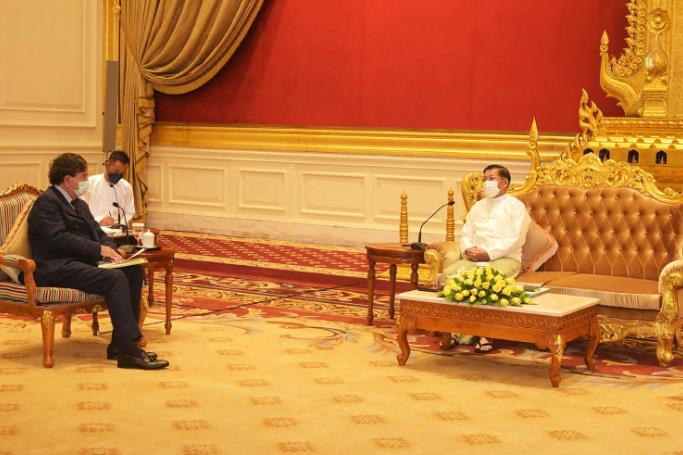 In this handout photo taken and released on November 2, 2021 by Myanmar's military information team shows former United States diplomat and hostage negotiator Bill Richardson (L) meeting with military chief Min Aung Hlaing (R) in Naypyidaw. Handout / MYANMAR MILITARY INFORMATION TEAM / AFP