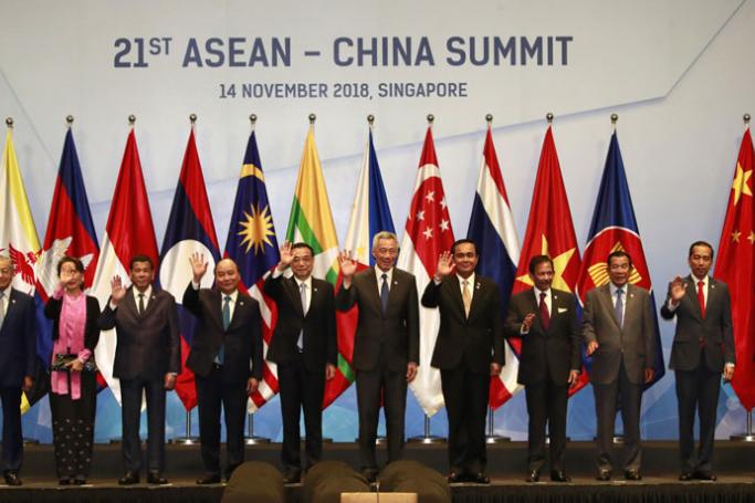 Chinese Premier Li Keqiang (5-L) poses in a group photograph with ASEAN leaders during the 21st ASEAN - China Summit, part of the 33rd Association of Southeast Asian Nations (ASEAN) Summit and Related meetings in Singapore, 14 November 2018. Photo: How Hwee Young/EPA