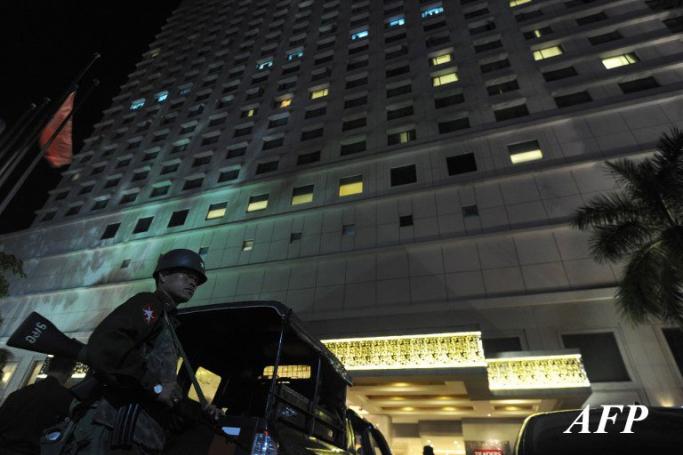 A Myanmar soldier stands guard outside the Traders Hotel in Yangon on October 14, 2013 after a suspected bomb blast shook the luxury hotel, leaving one US guest slightly wounded, police said. AFP PHOTO
