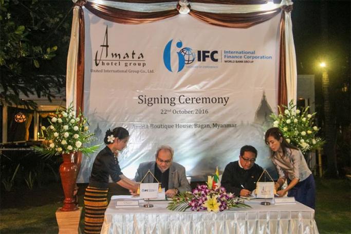 U Win Aung, CEO of Amata Hotel Group and Mr. Philippe H. Le Houerou , CEO of IFC signing the agreement. Photo: My Bagan Residence by Amata
