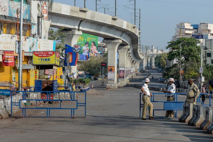 Police personnel stand guard on a deserted road as the authorities imposed a lockdown as a preventive measure against the COVID-19 novel coronavirus in Secunderabad, the twin city of Hyderabad, on March 24, 2020. Photo: AFP