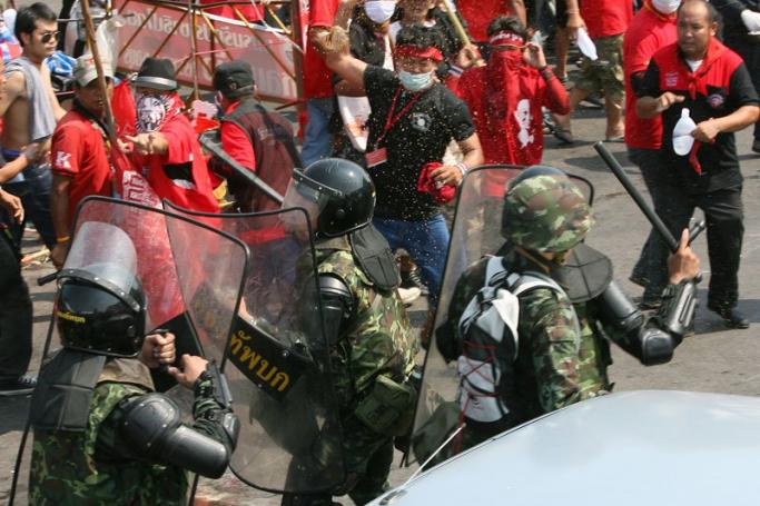 Flashback to Bangkok in 2010 - Thai anti-government protesters known as 'red shirts', fight with army soldiers at the Phan Fa Bridge area in Bangkok, Thailand, 10 April 2010. Photo: Narong Sangnak/EPA

