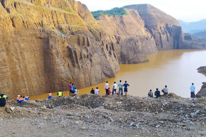 This photo taken on August 13, 2023 and received courtesy of Tarlin Mg via Facebook on August 14 shows people looking at the site of a deadly landslide at an unregulated jade mine near northern Kachin's Hpakant township. Photo: AFP
