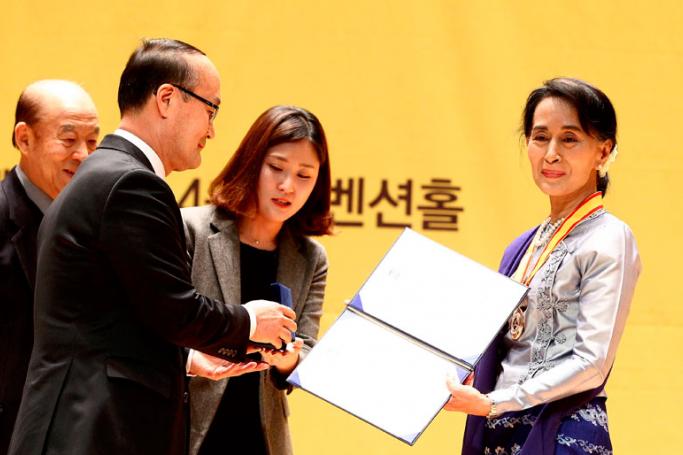 (File) Myanmar democracy leader Aung San Suu Kyi (R), receives the Gwangju Prize for Human Rights 2004, from Oh Jae-Yiel (L), chairperson of the 18 May Memorial Foundation during a welcoming ceremony at Kim Daejung Convention Center in the southwestern city of Gwangju, South Korea, 31 January 2013. Photo: Jeon Heon-Kyun/EPA