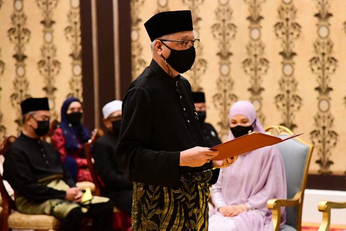 This handout photo from Malaysia's Department of Information taken and released on August 21, 2021 shows Malaysia's incoming Prime Minister Ismail Sabri Yaakob taking the oath of office during his swearing-in ceremony as the country's new leader at the National Palace in Kuala Lumpur. Photo: AFP