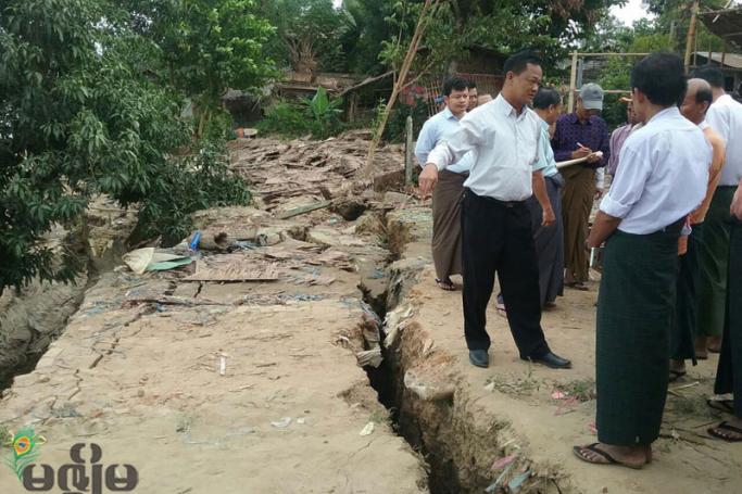 Officials check the site of the river bank collapse. Photo: Sithu Maung Maung/Mizzima
