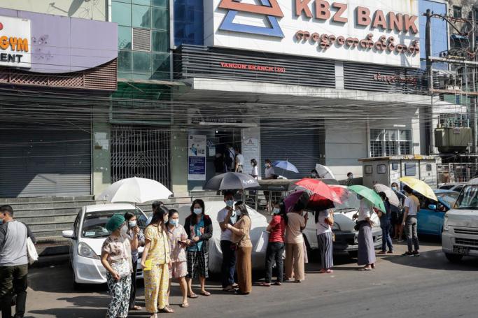 Myanmar people line up in front of a ATM machine of a closed bank in Yangon, Myanmar, 01 February 2021. Photo: Lynn Bo Bo/EPA