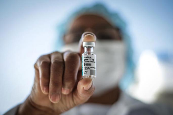 A health worker shows a dose of the vaccine. Photo: EPA