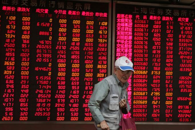 A stock investor stands in front of an electronic screen showing the stock composite index at a brokerage house in Beijing, China, 27 August 2015. Photo: Wu Hong/EPA
