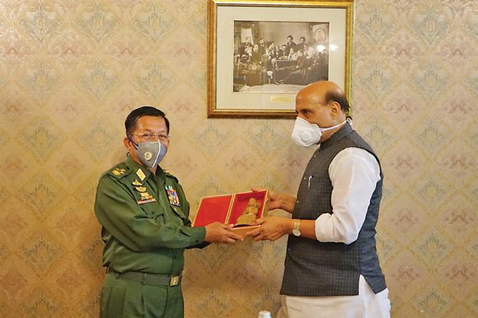 Senior General Min Aung Hlaing met Rajnath Singh, Minister of Defence of India, at Metropol Hotel in Moscow on 24 June. Photo: Senior General Min Aung Hlaing