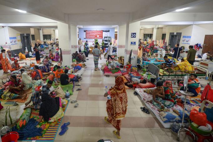 Bangladeshi patients suffering from dengue fever rest on the floor of a ward at the Mugda Medical College and Hospital in Dhaka on August 8, 2019. Photo: Munir Uz Zaman/AFP