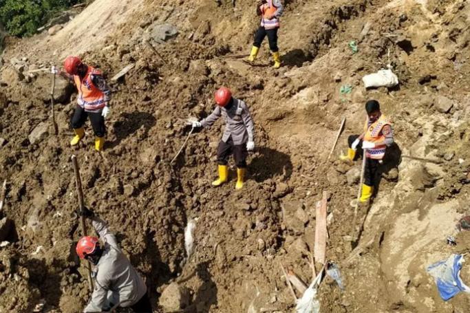 Authorities have called off a hunt for victims after the death toll from a landslide at a hydroelectric dam project on Indonesia's Sumatra island rose to 10 (Photo: AFP)