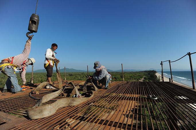 This picture taken on January 27, 2012 shows construction labourers working on an elevated platform at a deep sea port project in Mayingyi, part of the Dawei Special Economic Zone development. Photo: Soe Than Win/AFP
