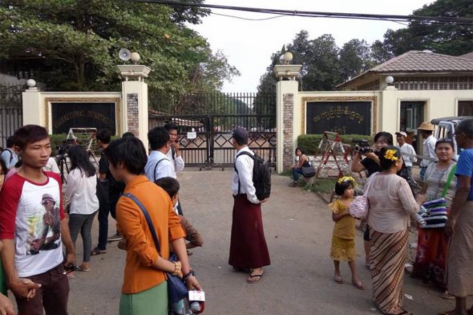 Families waiting outside Insein prison on 8 April, 2016. Photo: Mizzima
