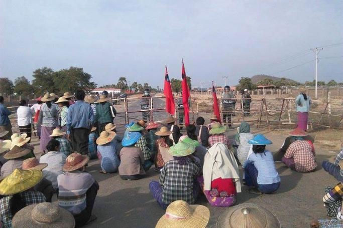 Farmers were blocked by Police near the Wanbao Mining Company’s offices in Letpadaung copper mine in Monywa, Sagaing region on 14 January 2016.​ Photo: True False/Facebook
