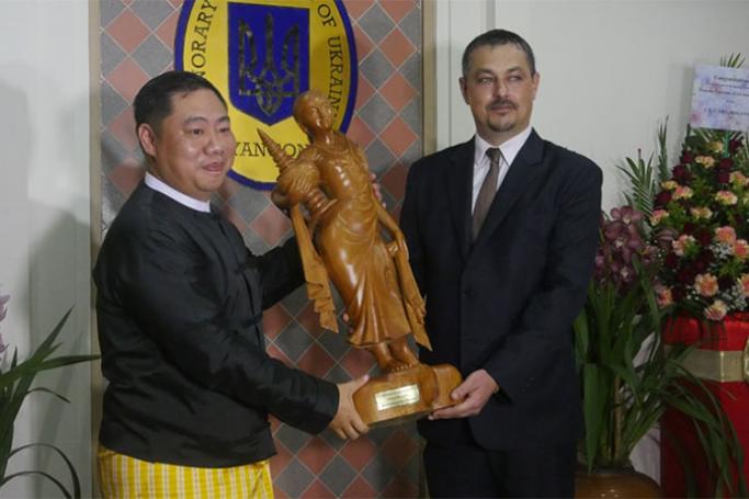 Aung Hlaing Oo (left) sent gift to Ambassador Andrii Beshta(right) on the opening ceremony. Photo by Deming Zhang
