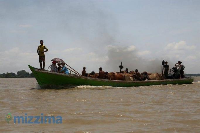 People on boat who fled from flooding in Sagu Township, Magaw Region on August 5, 2015. Photo: Bo Bo/Mizzima
