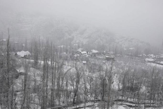 View of snow-covered rooftops after a fresh snowfall in Srinagar, India, 06 January 2020. Photo: EPA