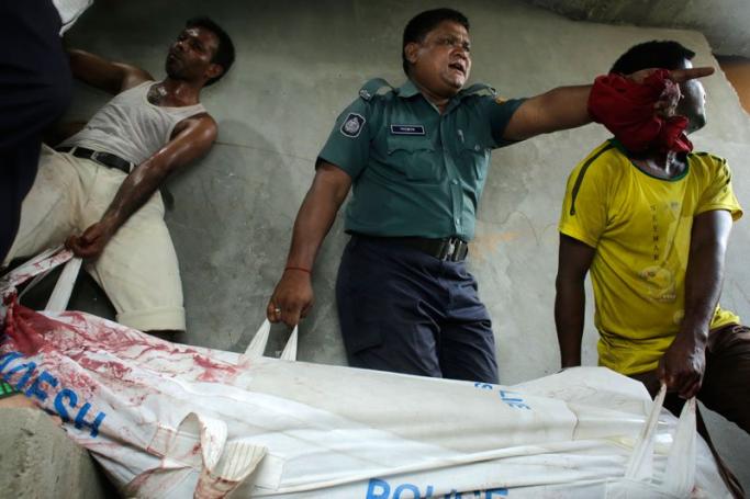 Police and others carry the body of a Ganajagaran Mancha activist and blogger Niloy Chakrabarty Neel after he had been hacked to death by unknown assailants inside his house at Goran in Dhaka, Bangladesh 7 August 2015. Photo: Abir Abdullah/EPA
