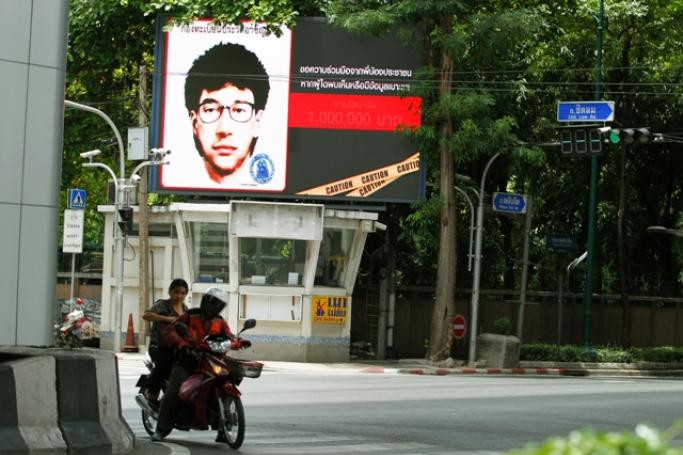 The billboard displays 'Thailand's most wanted' with a detailed sketch of a man suspected of planting a bomb near the Erawan Shrine, at traffic lights on a police booth in Bangkok, Thailand, 23 August 2015. A suspected bomber is believed to have left a backpack shortly before a bomb went off on 17 August 2015 in a busy business district, to display on the billboard at traffic light around the Bangkok city. (Photo- EPA)
