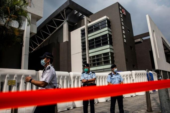  Hong Kong police patrol outside a sports complex that will be used as a coronavirus testing centre (Photo: AFP)