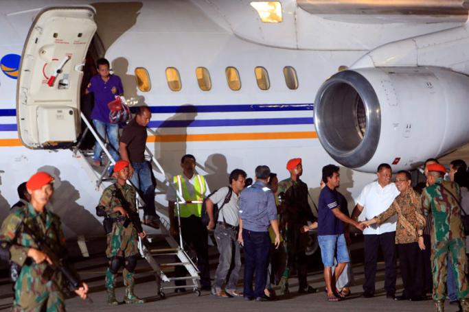 Indonesians kidnapped by Philippine rebel group Abu Sayyaf disembark from a plane in Jakarta, Indonesia, 01 May 2016. Jihadist group Abu Sayyaf has released 10 Indonesians it was still holding captive. Photo: Adi Weda/EPA
