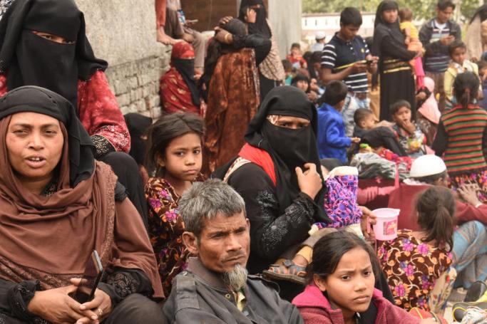 Rohingya Muslims from Myanmar along with their luggage gather outside a Mosque in Jammu, the winter capital of Kashmir, India, 07 March 2021. Photo: JAIPAL SINGH/EPA