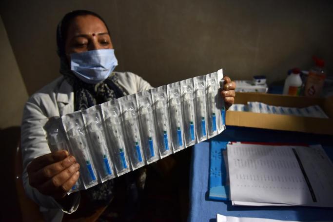 A health worker holds a mock Covid-19 vaccine syringes during a dry run of Covid-19 vaccination at a government hospital in Jammu, India, 02 January 2021. Photo: EPA