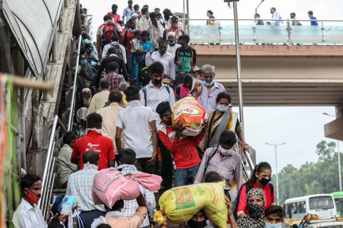 Indian migrant workers arrive in Delhi in search of work, in New Delhi, India, 18 August 2020. Photo: EPA
