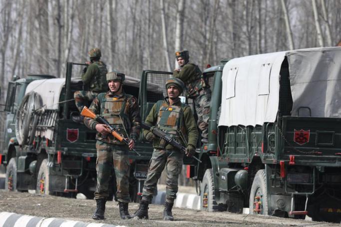 Indian Army soldiers maintain vigil at the site of encounter in Lawaypora on the outskirts of Srinagar, the summer capital of Indian Kashmir 05 February 2020. Photo: EPA