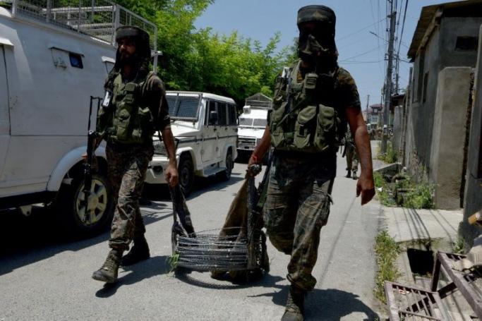 Indian security personnel head to the site of a firefight in the old city of Srinagar, Kashmir, on June 21, 2020. Photo: AFP