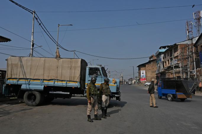 Indian government forces stand guard at a road check point during a one-day strike called by the All Parties Hurriyat Conference (APHC) against Against Indian government decision to open Kashmir land for all Indians, in Srinagar on October 31, 2020. Photo: AFP