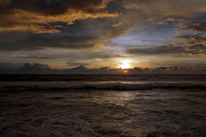 The setting sun and cloudy sky set the backdrop to the churning waves of the Indian Ocean at the popular recreation spot, the Galle Face Green in Colombo, Sri Lanka, 01 November 2015. Photo: M.A.Pushpa Kumara/EPA
