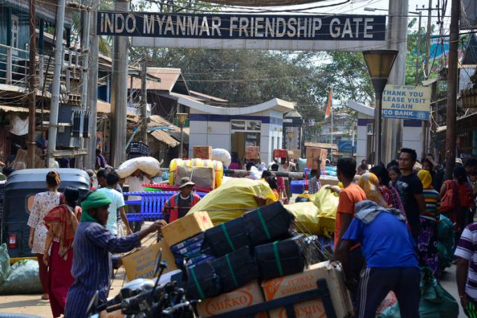 (File) Indian vendors bringing goods from Myanmar through Indo-Myanmar friendship gate in Moreh in the Tengnoupal district of Manipur state, India. Photo: EPA