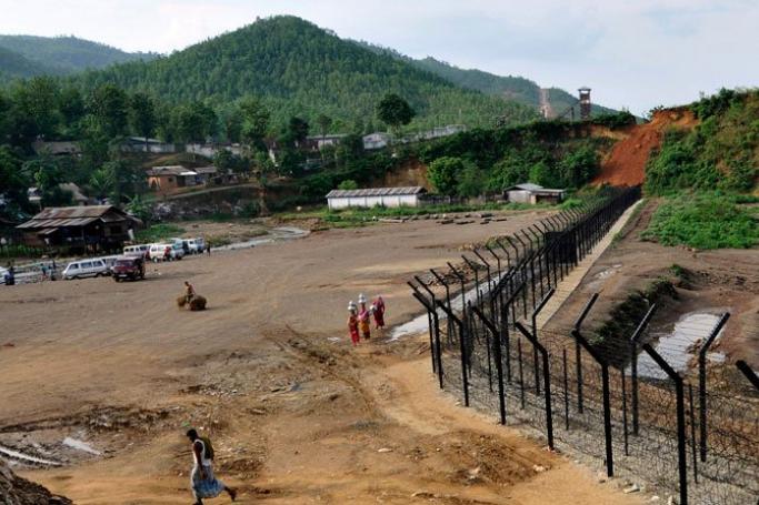 A general view shows Indo-Myanmar International border fencing Moreh a border town in India’s northeastern state of Manipur bordering Burma’s Tamu town, 12 June 2011. Photo: EPA
