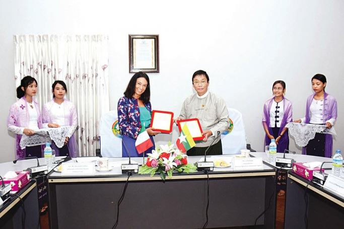 Deputy Minister U Hla Kyaw and Italian Ambassador Mrs Alessandra Schiavo exchange notes of MoU on cooperation in the agricultural sector in Nay Pyi Taw yesterday. Photo: MNA