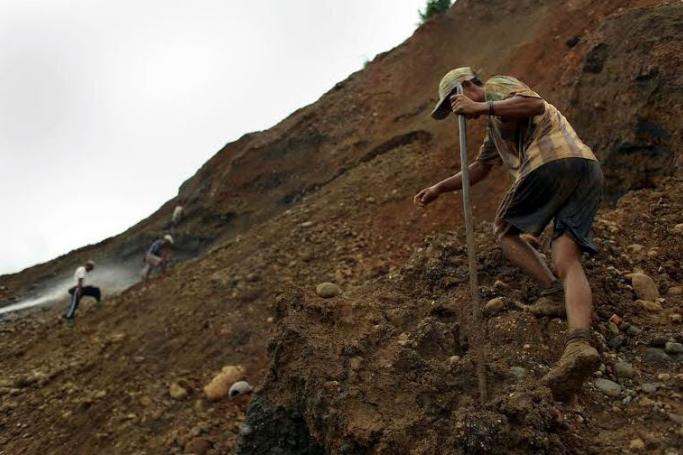 A man mines for jade in Myanmar’s Kachin state. Photo: Minzayar/NRGI
