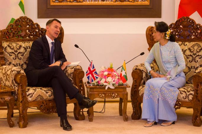 Britain's Foreign Secretary Jeremy Hunt (L) and Myanmar state counsellor Aung San Suu Kyi (R) meet at the Foreign Ministry building in Naypyidaw, Myanmar, 20 September 2018. Photo: Ye Aung Thu/EPA/Pool