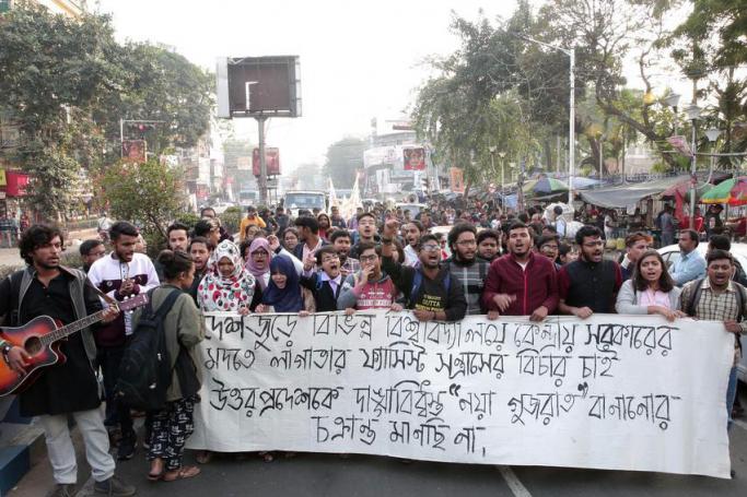 Indian students hold placards and shout slogans during a protest Against the vandalism by unknown miscreants at the Jawaharlal Nehru University (JNU) campus at New Delhi, in Kolkata, India, 07 January 2020. Photo: EPA