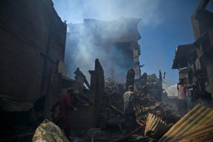 Explosions and gunshots echoed through central Srinagar during the battle (AFP Photo/Tauseef MUSTAFA) 
