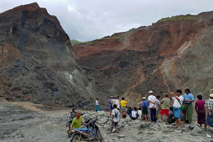 People gather near the landslide at Hpa Kant jade mining area, Kachin State, northern Myanmar, 24 May 2016. Photo: EPA
