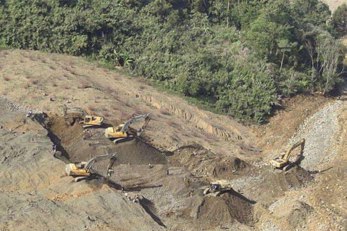 A general view shows Myanmar rescue workers with backhoes searching for miners after a landslide at Hpakant jade mining area, Kachin State, northern Myanmar, 26 December 2015. Photo: Zaw Moe Htet/EPA
